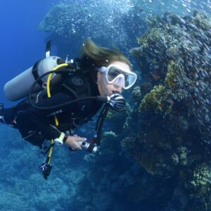 A lady scuba diving in the see